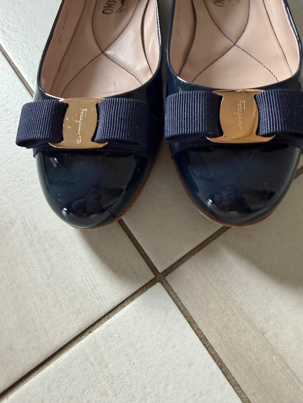 Salvatore Ferragamo Varina Navy Patent Leather Bow Flats - Size 9 B - Picture 4 of 4
